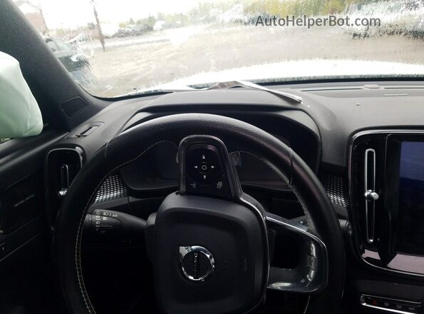 YV4162UM3L2316669 2020 VOLVO XC40 White 