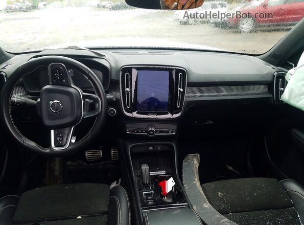 YV4162UM3L2316669 2020 VOLVO XC40 White 