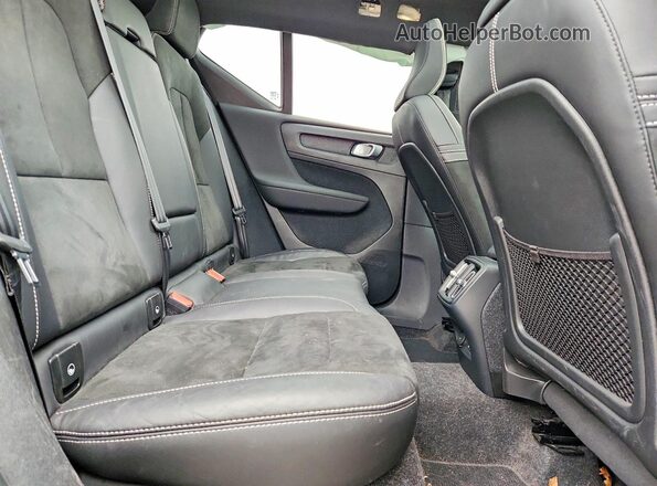YV4162UM4N2649045 2022 VOLVO XC40 Black Widok wnętrza z tyłu