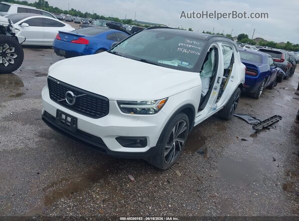 YV4162UM4N2725637 2022 VOLVO XC40 Белый Передняя левая четверть