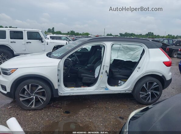 YV4162UM4N2725637 2022 VOLVO XC40 Белый Панорамный вид салона 360°