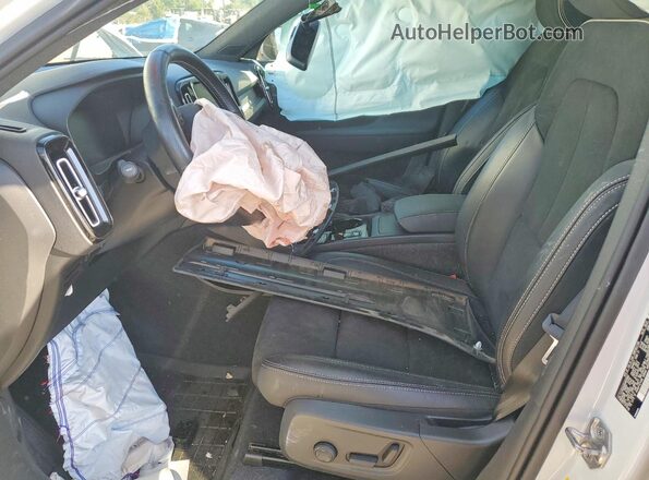 YV4162UM5M2612682 2021 VOLVO XC40 White Front interior view