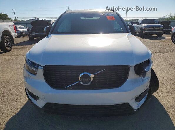 YV4162UM5M2612682 2021 VOLVO XC40 White Front view