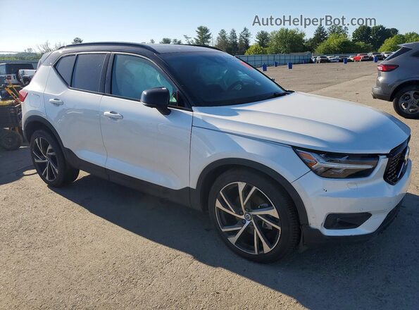 YV4162UM5M2612682 2021 VOLVO XC40 White Front right