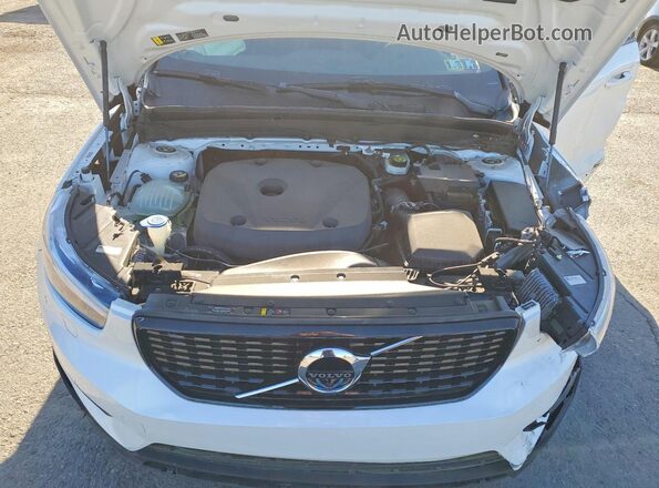 YV4162UM5M2612682 2021 VOLVO XC40 White Engine compartment view