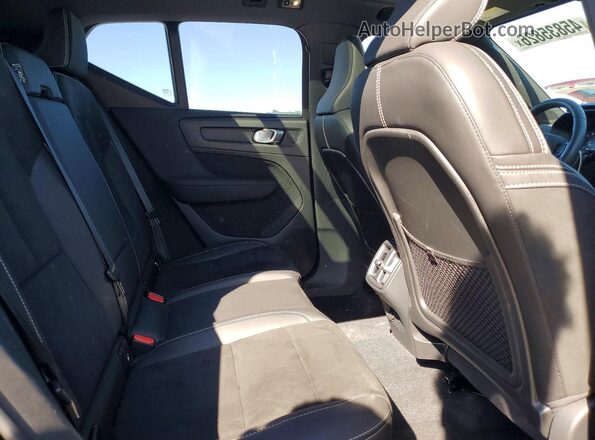 YV4162UM6N2719399 2022 VOLVO XC40 Gray Вид задньої частини салону