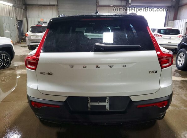YV4162UM7M2420843 2021 VOLVO XC40 White უკანა ხედი