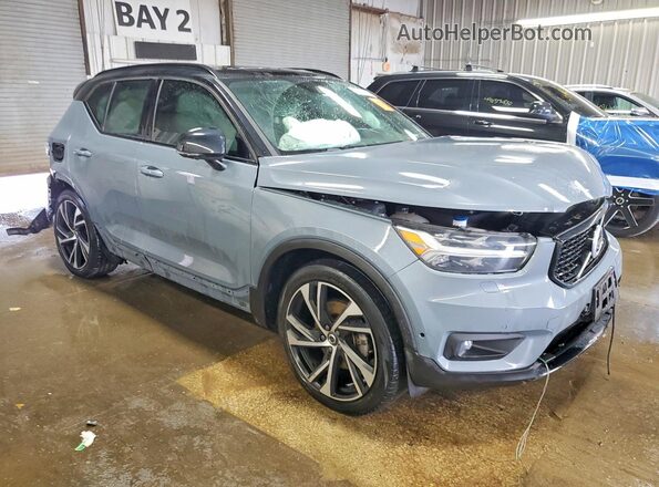 YV4162UM8N2724796 2022 VOLVO XC40 Gray Передня права чверть