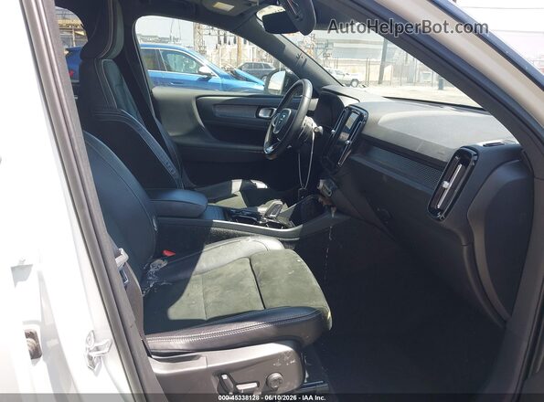 YV4162UM9L2347618 2020 VOLVO XC40 White Front interior view