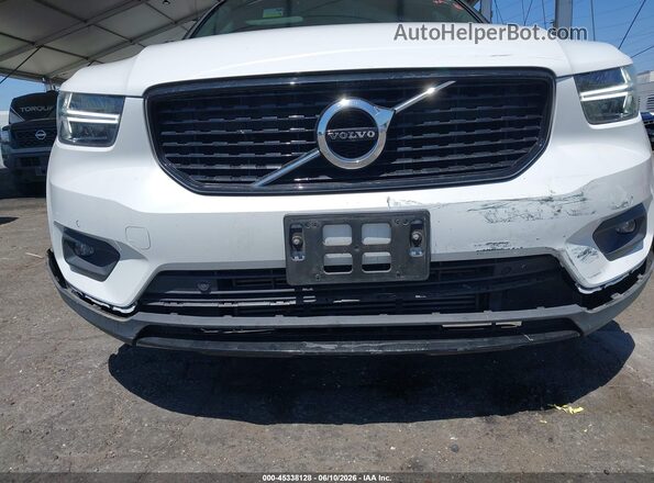 YV4162UM9L2347618 2020 VOLVO XC40 White Front view