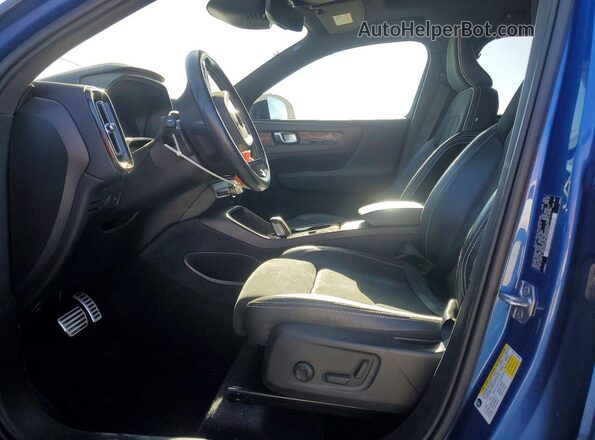 YV4162UM9M2492854 2021 VOLVO XC40 Blue Front interior view