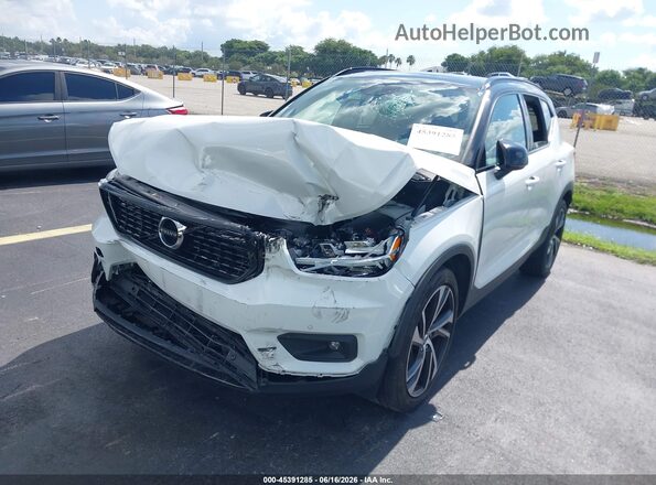 YV4162UM9M2574907 2021 VOLVO XC40 White Widok z przodu