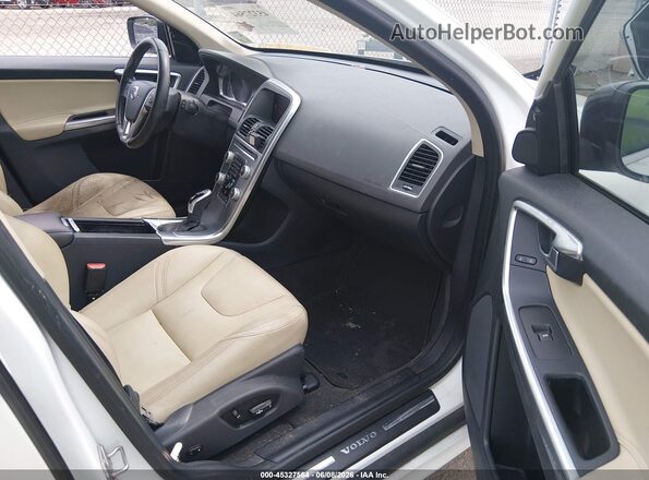 YV440MDR3H2226144 2017 VOLVO XC60 White Widok wnętrza z przodu