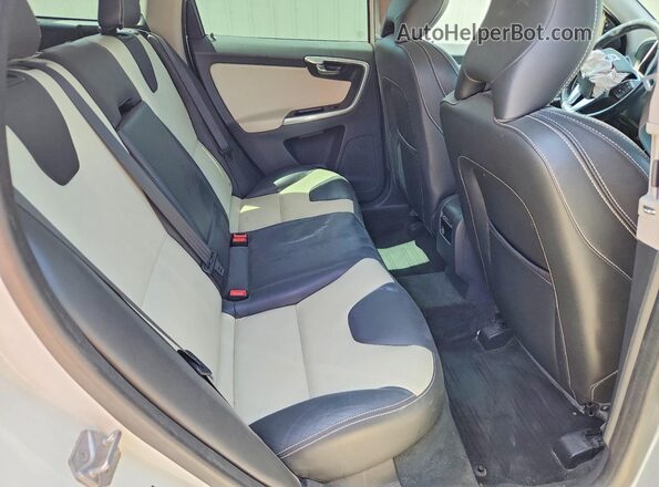YV440MDR8H2015537 2017 VOLVO XC60 White Widok wnętrza z tyłu