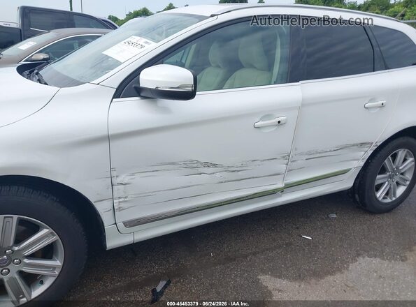 YV440MDU8H2192139 2017 VOLVO XC60 White Widok z przodu