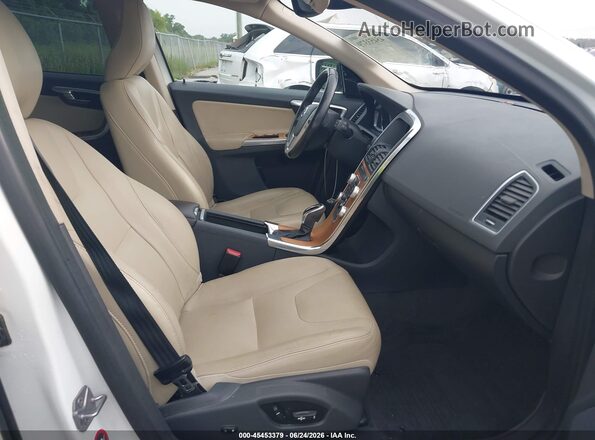 YV440MDU8H2192139 2017 VOLVO XC60 White Widok wnętrza z przodu