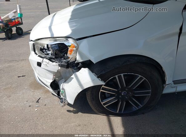 YV440MRR1H2111714 2017 VOLVO XC60 White Widok z przodu