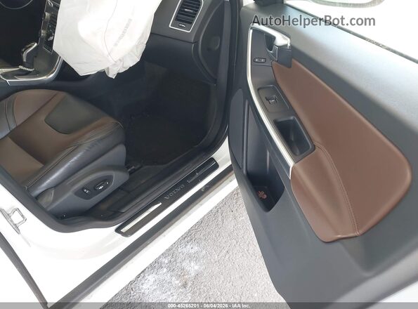 YV440MRR1H2111714 2017 VOLVO XC60 White Widok wnętrza z przodu