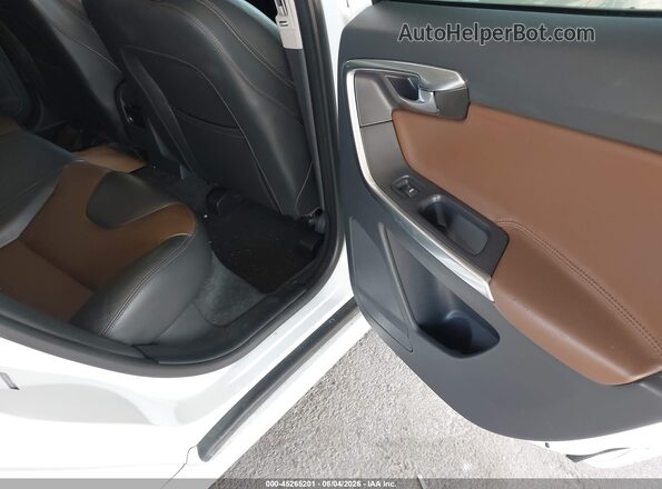YV440MRR1H2111714 2017 VOLVO XC60 White Widok naklejki z numerem VIN