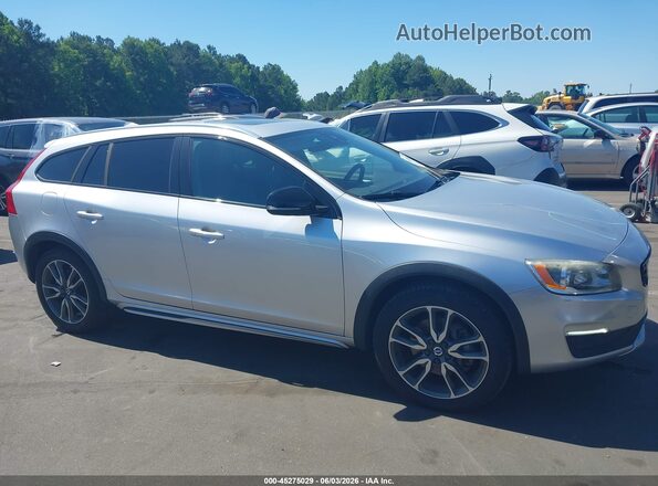 YV440MWK4H1037900 2017 VOLVO V60 CROSS COUNTRY Gray Rear interior view