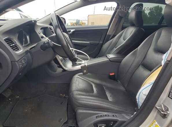 YV440MWK6J2052396 2018 VOLVO V60 Silver Front interior view