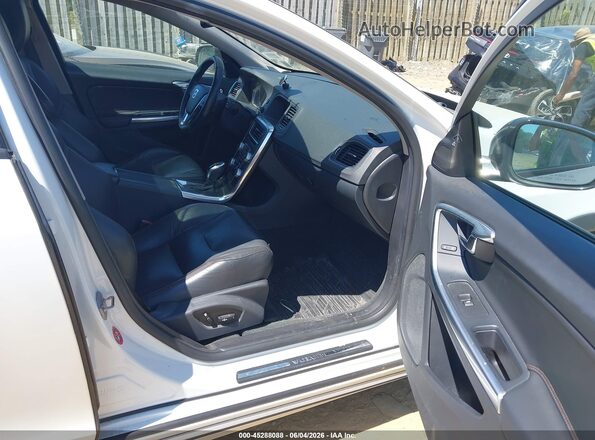 YV4612HK5G1010470 2016 VOLVO V60 CROSS COUNTRY White Front interior view