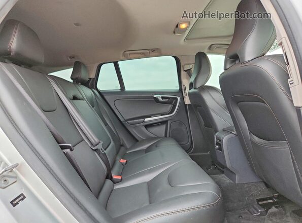 YV4612HM3G1008136 2016 VOLVO V60 Silver უკანა სალონის ხედი