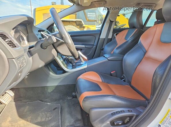 YV4612HM7G1008432 2016 VOLVO V60 White Front interior view