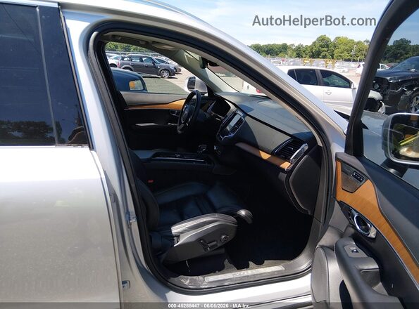YV4A221L1L1568532 2020 VOLVO XC90 Серебряный Вид салона спереди