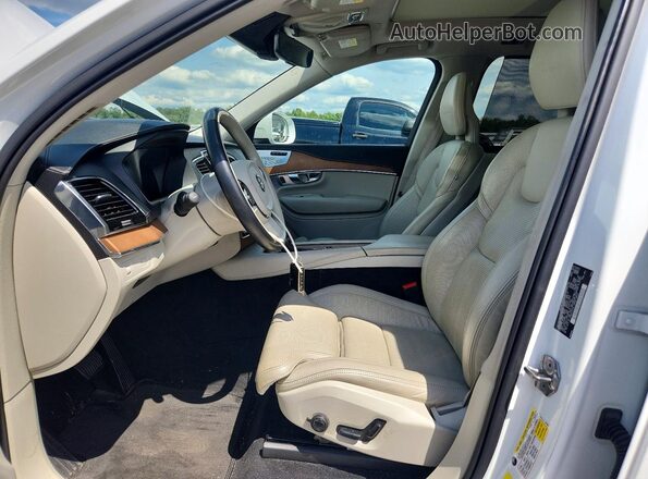 YV4A22PL5H1167404 2017 VOLVO XC90 White Front interior view