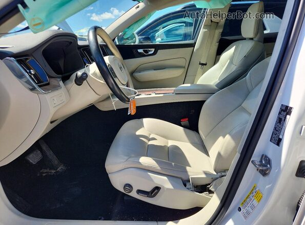YV4A22RKXM1777054 2021 VOLVO XC60 White Front interior view