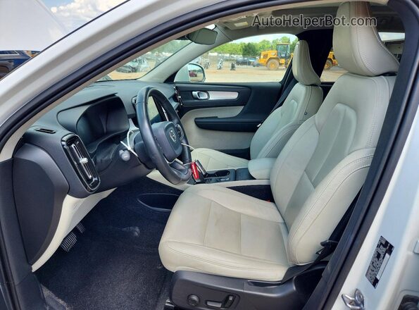 YV4AC2HK2L2209260 2020 VOLVO XC40 Белый Вид салона спереди