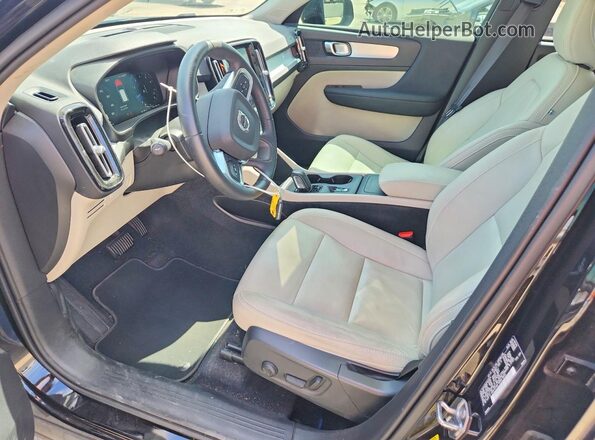 YV4AC2HK5M2431244 2021 VOLVO XC40 Black Front interior view