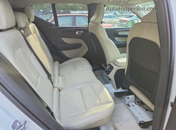 YV4AC2HL0K2061617 2019 VOLVO XC40 White Rear interior view