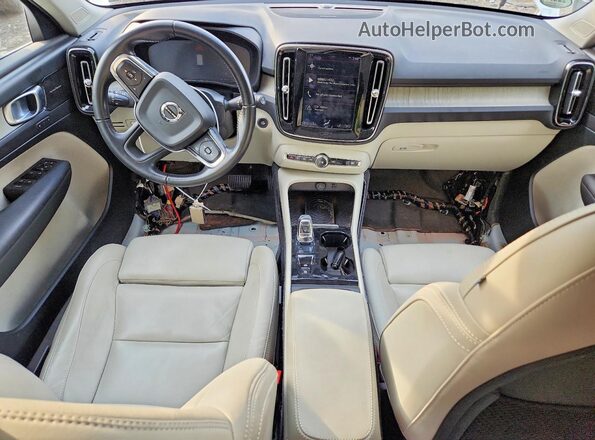 YV4AC2HL0K2061617 2019 VOLVO XC40 White Dashboard view
