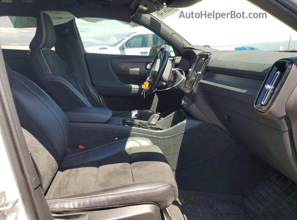 YV4AC2HM2M2542559 2021 VOLVO XC40 White წინა სალონის ხედი