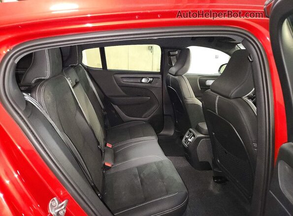 YV4ED3GM9P2044756 2023 VOLVO C40 Red Vista interior trasera