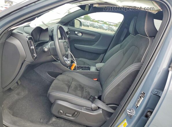 YV4ED3UL8P2076156 2023 VOLVO XC40 Gray Vista interior delantera