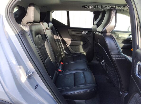 YV4K92HM4P2047979 2023 VOLVO XC40 Silver უკანა სალონის ხედი