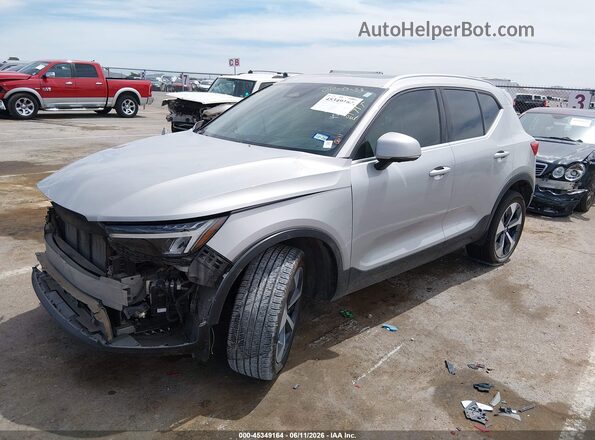 YV4K92HN4P2923863 2023 VOLVO XC40 Silver წინა მარცხენა ხედი სამი მეოთხედიდან