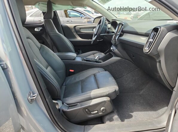 YV4L12UC5T2734701 2026 VOLVO XC40 Gray 