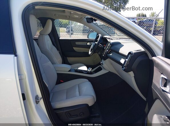 YV4L12UC8S2452180 2025 VOLVO XC40 White Widok wnętrza z przodu
