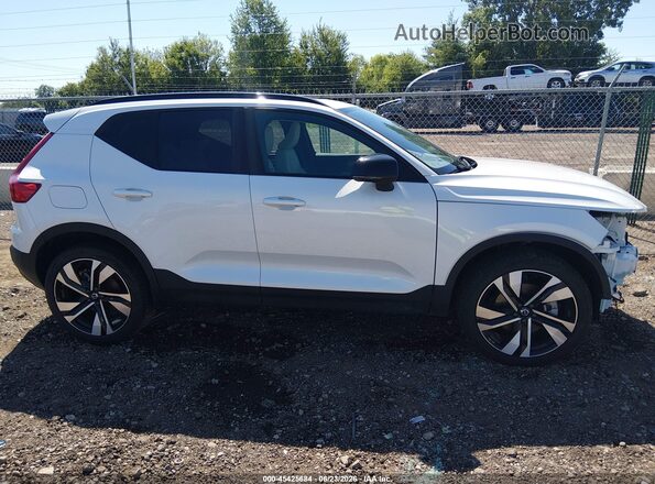 YV4L12UC8S2452180 2025 VOLVO XC40 White Widok wnętrza z tyłu