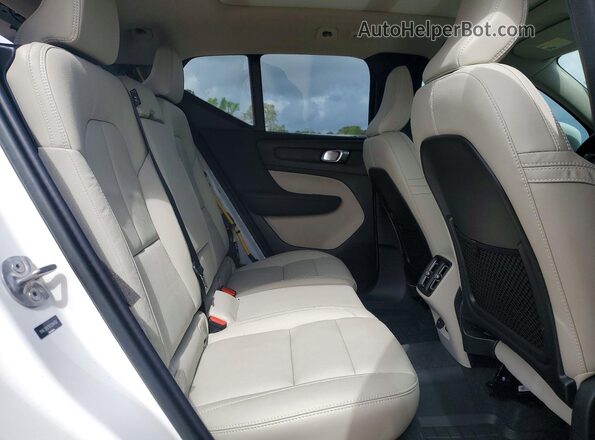 YV4L12UE1R2204459 2024 VOLVO XC40 White Widok wnętrza z tyłu