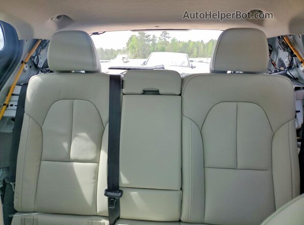 YV4L12UE1R2204459 2024 VOLVO XC40 White Widok tylnych siedzeń