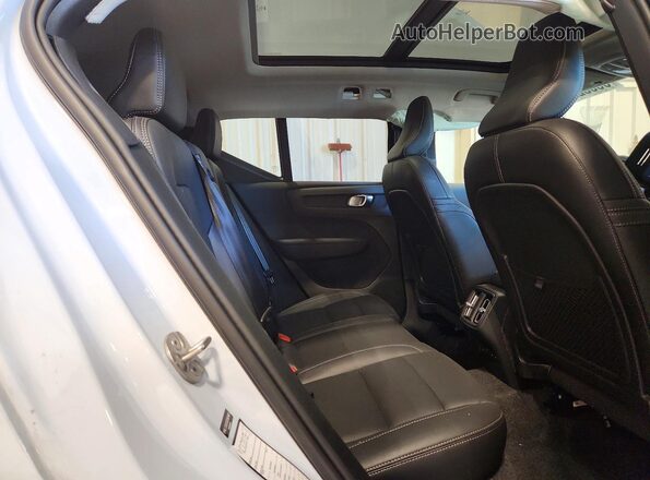 YV4L12UE5S2563481 2025 VOLVO XC40 White Rear interior view