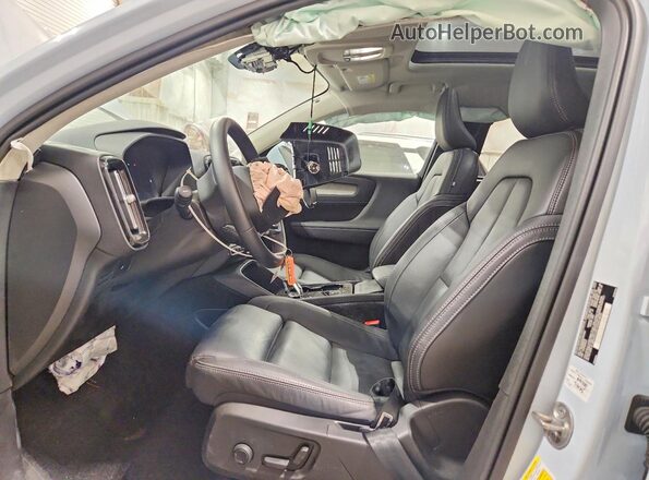 YV4L12UE5S2563481 2025 VOLVO XC40 White Front interior view
