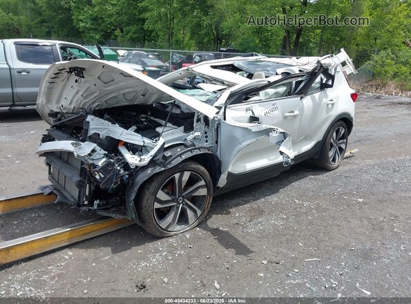 YV4L12UE7P2051602 2023 VOLVO XC40 White Front left
