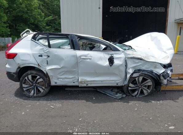 YV4L12UE7P2051602 2023 VOLVO XC40 White Instrument cluster view