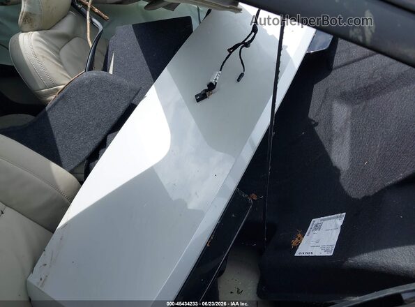 YV4L12UE7P2051602 2023 VOLVO XC40 White Front interior view